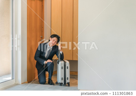 疲憊的辦公室職員/商人出差回家（辛苦工作、過度勞累、辛苦工作、壓力、忙碌） 111301863