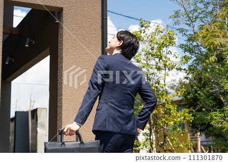 Businessman returning home/door-to-door salesman Businessman returning home/door-to-door salesman 111301870