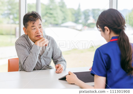 Senior man consulting at hospital/clinic (illness, poor physical condition, rehabilitation, interview, medical examination) Senior man consulting at hospital/clinic (illness, poor physical condition, rehabilitation, interview, medical examination) 111301908