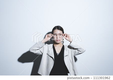 cool woman wearing glasses cool woman wearing glasses 111301962