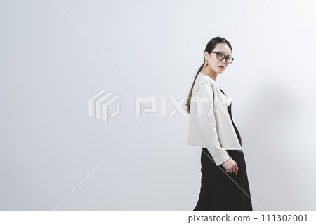戴眼鏡的酷女人 戴眼鏡的酷女人 111302001