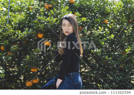 一個女人在植物園裡散步 一個女人在植物園裡散步 111302594