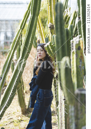 一個女人在植物園裡散步 一個女人在植物園裡散步 111302614