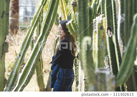 一個女人在植物園裡散步 111302615