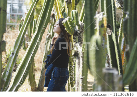 一個女人在植物園裡散步 一個女人在植物園裡散步 111302616