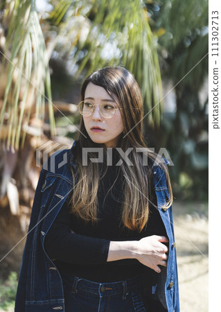 woman in botanical garden 111302713