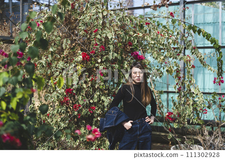 woman in botanical garden 111302928