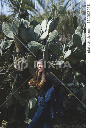 woman in botanical garden 111302938