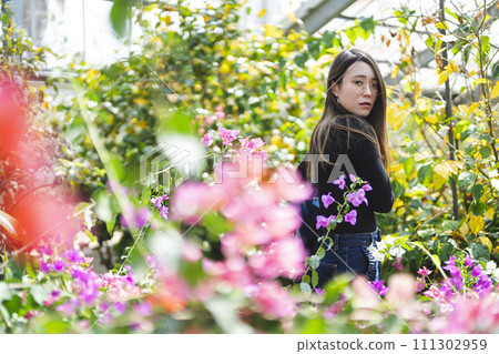 woman in botanical garden 111302959