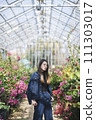 woman in botanical garden 111303017