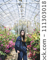 woman in botanical garden 111303018