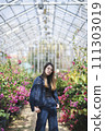 woman in botanical garden 111303019