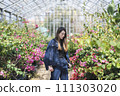 woman in botanical garden 111303020