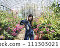 woman in botanical garden 111303021