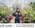 woman in botanical garden 111303022