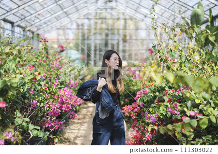woman in botanical garden 111303022