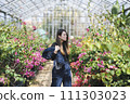 woman in botanical garden 111303023