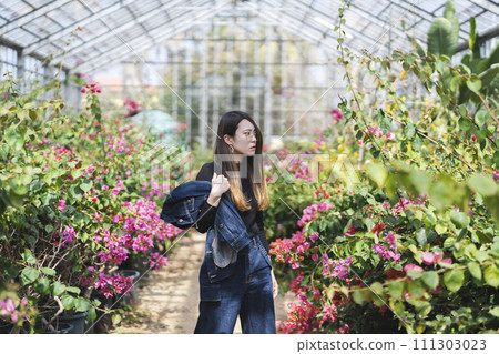 woman in botanical garden 111303023