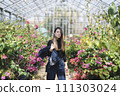 woman in botanical garden 111303024