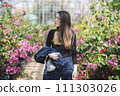 woman in botanical garden 111303026