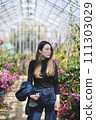 woman in botanical garden 111303029