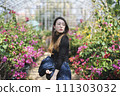 woman in botanical garden 111303032