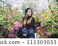 woman in botanical garden 111303033