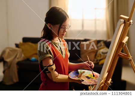 Girl with palette in myoelectric hand Girl with palette in myoelectric hand 111304801