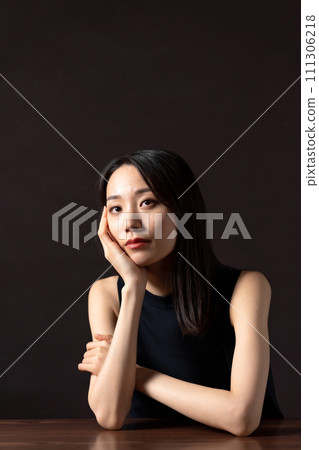 Young woman Asian beauty resting her chin Young woman Asian beauty resting her chin 111306218