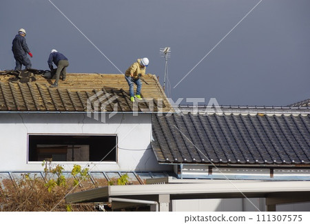 Preparing to remove tiles and demolish an old folk house Preparing to remove tiles and demolish an old folk house 111307575