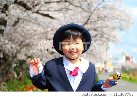 嬰兒穿著幼兒園制服、入學儀式、畢業典禮 111307792