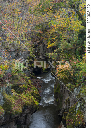 Japan: Natori River flowing through Taihaku Ward, Sendai City, Miyagi Prefecture, and autumn leaves at Raiku Gorge, a gorge lined with strangely shaped rocks 111308410