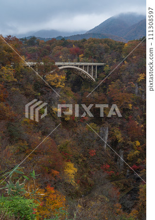 Autumn leaves and Ofukazawa Bridge seen from the Naruko Gorge Rest House, a gorge in Naruko Onsen, Osaki City, Miyagi Prefecture, Japan Autumn leaves and Ofukazawa Bridge seen from the Naruko Gorge Rest House, a gorge in Naruko Onsen, Osaki City, Miyagi Prefecture, Japan 111308597