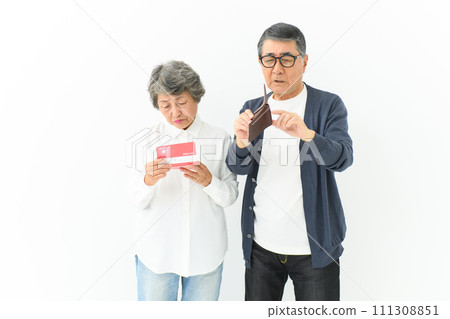 老夫婦擔心他們的銀行存摺和錢包 老夫婦擔心他們的銀行存摺和錢包 111308851