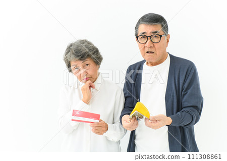 老夫婦擔心他們的銀行存摺和錢包 老夫婦擔心他們的銀行存摺和錢包 111308861