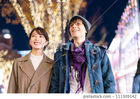 Couple having a Christmas Eve date in Omotesando 111309142