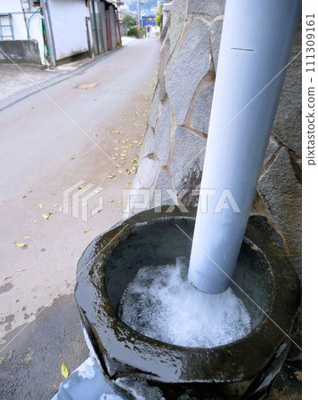 Hot spring flowing through the grounds of Kongojoji Temple (Yamaga City, Kumamoto Prefecture) 111309161