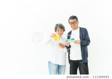 Senior couple worried about their bankbook and wallet 111309381
