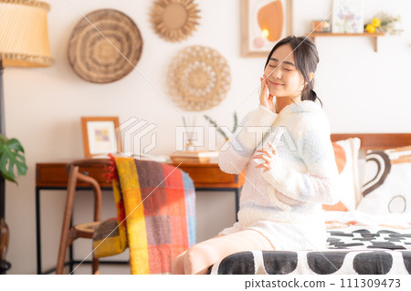 在房間裡做皮膚護理的女大學生 111309473