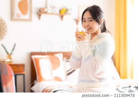 女大學生在房間裡喝茶 111309478