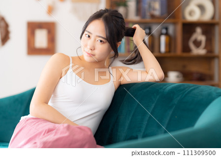 在房間裡做皮膚護理的女大學生 111309500