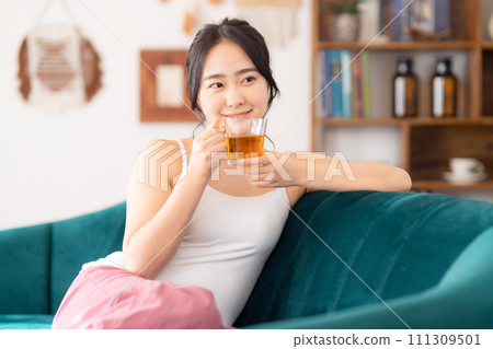女大學生在房間裡喝茶 111309501