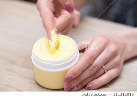 使用保濕霜的女人的手 111311019