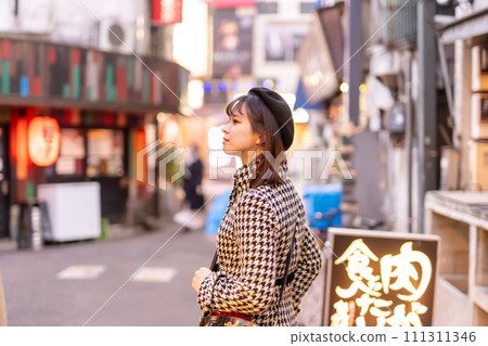 小巷後面的一位女士 111311346