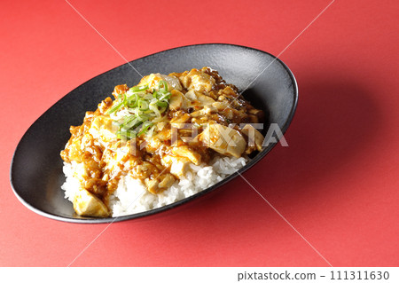 麻婆碗裡有大量的豆腐和長蔥 111311630