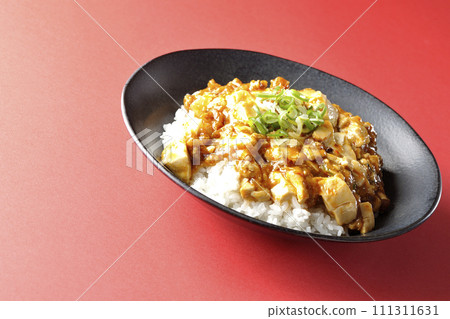 麻婆碗裡有大量的豆腐和長蔥 111311631