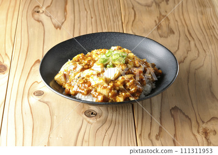 麻婆碗裡有大量的豆腐和長蔥 111311953