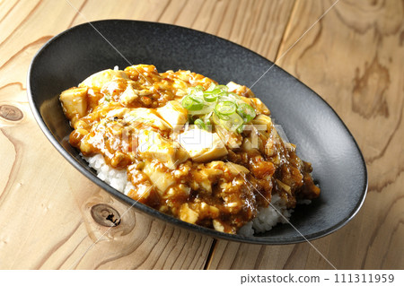 麻婆碗裡有大量的豆腐和長蔥 111311959
