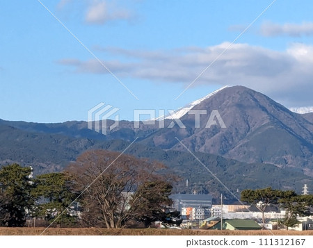 隱藏在雲中的金時山和富士山的神秘組合。 隱藏在雲中的金時山和富士山的神秘組合。 111312167