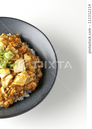 鳥瞰白色背景下的麻婆碗,上面放著大量的豆腐和蔥 鳥瞰白色背景下的麻婆碗,上面放著大量的豆腐和蔥 111312214